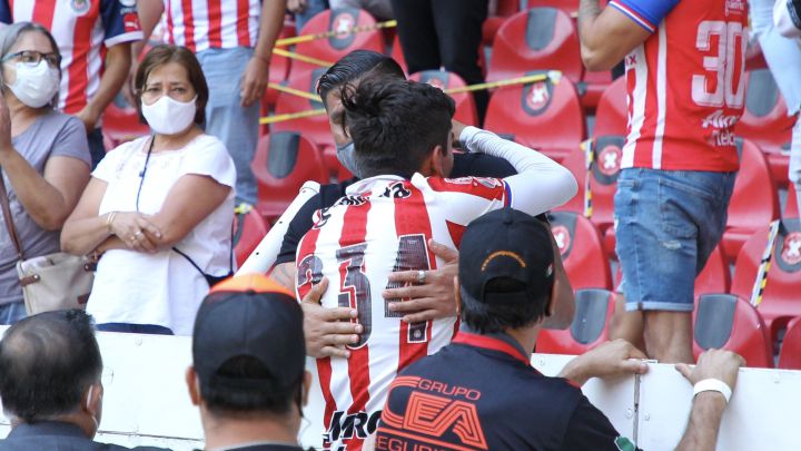 Carlos Salcido abraza a su hijo después de ganar la Final Sub 17 con Chivas