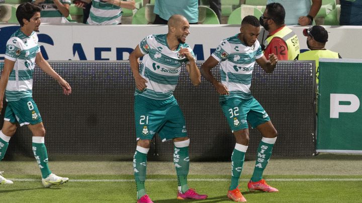 Jugadores de Santos festejan un gol