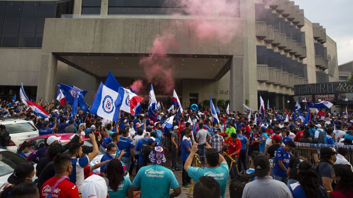 Afición de Cruz Azul realiza serenata en el hotel de concentración de Cruz Azul
