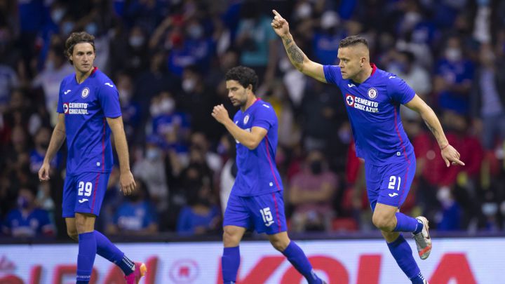 Jonathan Rodríguez festeja un gol con Cruz Azul