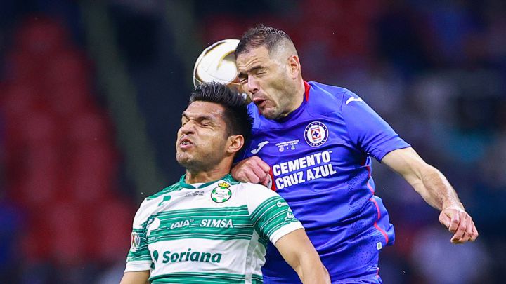Pablo Aguilar y Eduardo Aguirre pelean por un balón