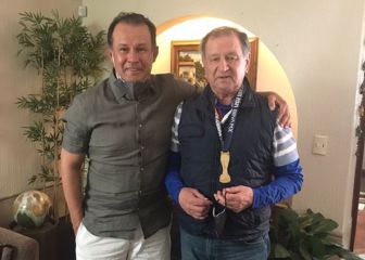 Reynoso le dio su medalla de campeonato al profe Meza