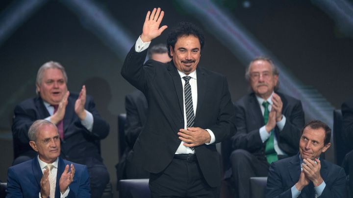 Hugo Sánchez durante la ceremonia del Salón de la Fama de FIFA
