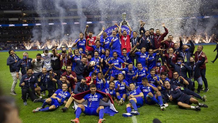 Jugadores de Cruz Azul en la premiación del Guardianes 2021