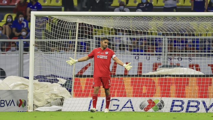 Jesús Corona durante un partido del Cruz Azul