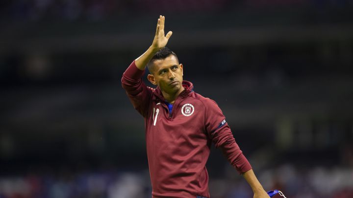Elías Hernández calienta con Cruz Azul