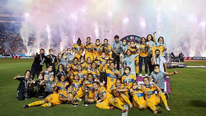 Jugadoras de Tigres femenil después de ganar el campeonato