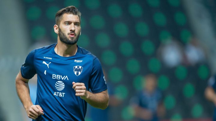 Nicolás Sánchez calienta previo a un partido de Monterrey