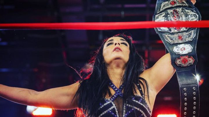 Deonna Purazzo festeja con el título de Impact Wrestling