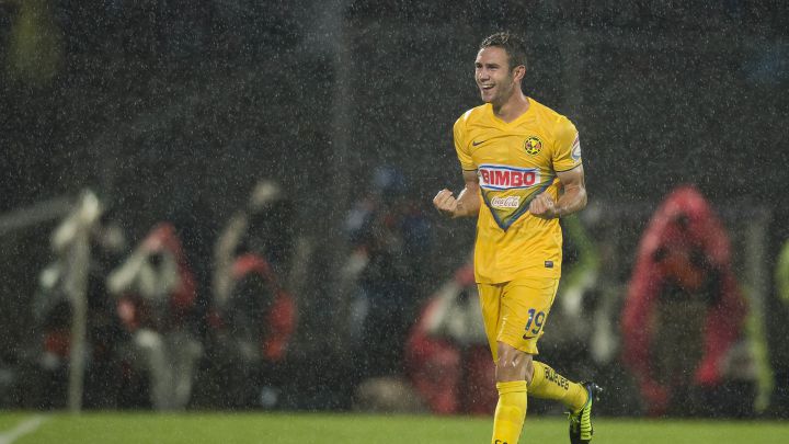 Miguel Layún festeja un gol con el América