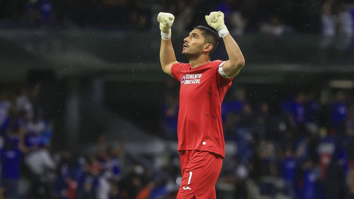 Jesús Corona se toma vacaciones en Disneyland tras ganar título con Cruz Azul
