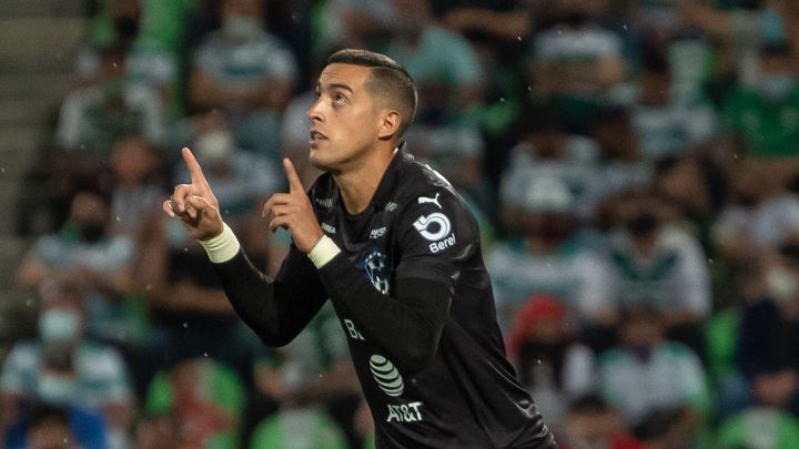 Rogelio Funes Mori festeja un gol con Monterrey