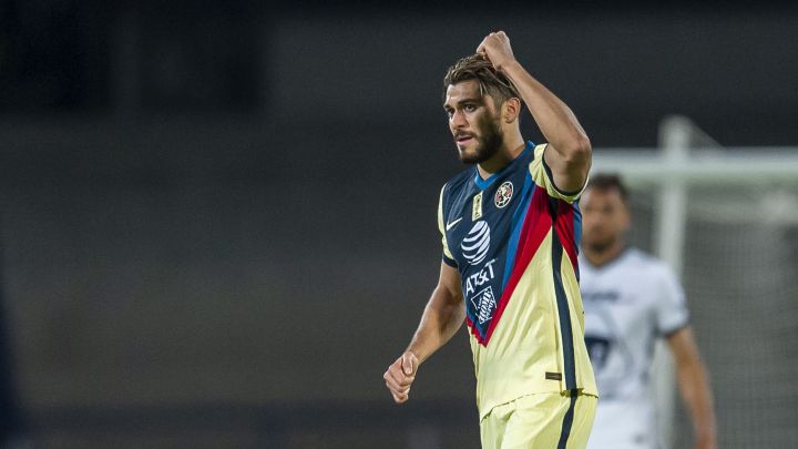 Henry Martín festeja un gol contra los Pumas