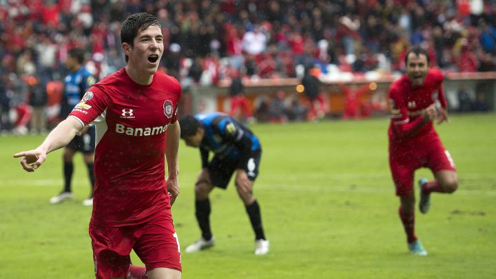 Marco Antonio Bueno festeja un gol con Toluca