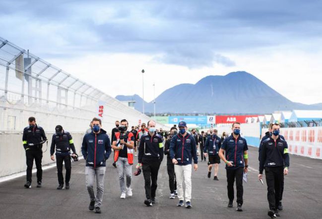 Los pilotos de Virgin Racing recorriendo el circuito en Puebla