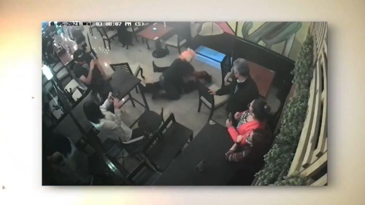 Psycho Clown ataca a Rey Escorpión en un restaurante