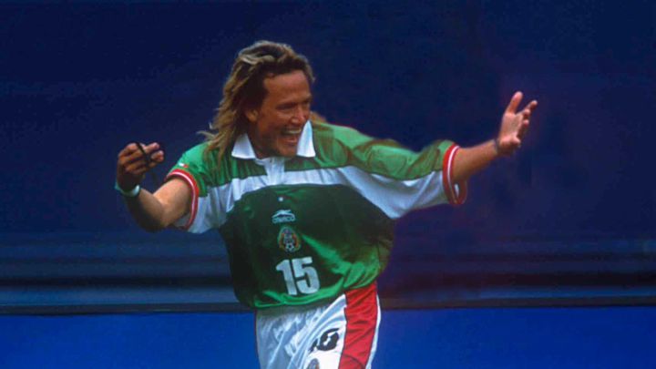 Luis Hernández festeja un gol en la Copa Oro