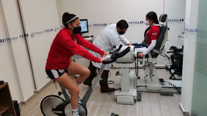 Jugadoras de Chivas Femenil durante los exámenes médicos