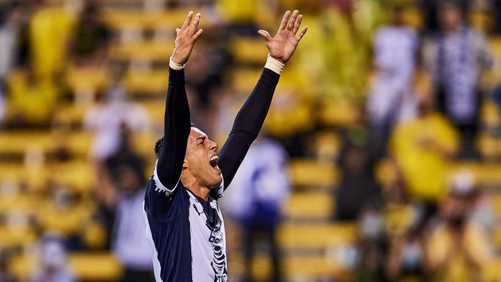 RogeliO Funes Mori festeja con el público un gol