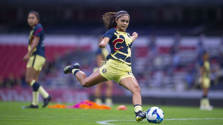 Dalia Molina durante el calentamiento antes de un partido con el América