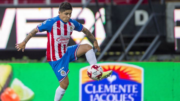 Chofis López durante un partido con Chivas