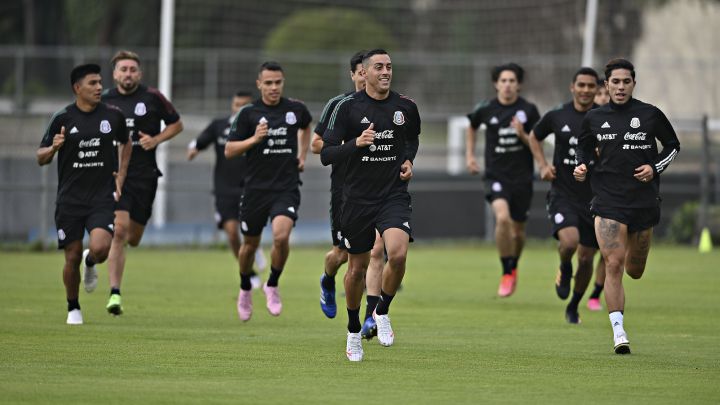 Rogelio Funes Mori entrena con sus compañeros de la Selección Mexicana