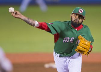 Sergio Romo se baja los pantalones por revisión del umpire