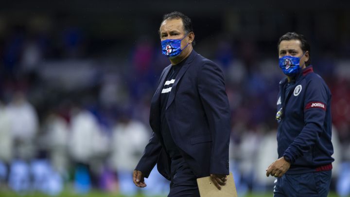 Juan Reynoso seguirá en Cruz Azul por un año más