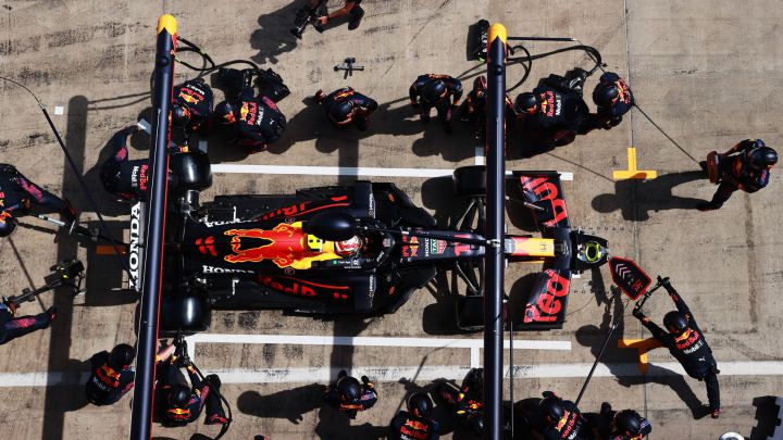 Red Bull se disculpó con Checo Pérez por la mala detención