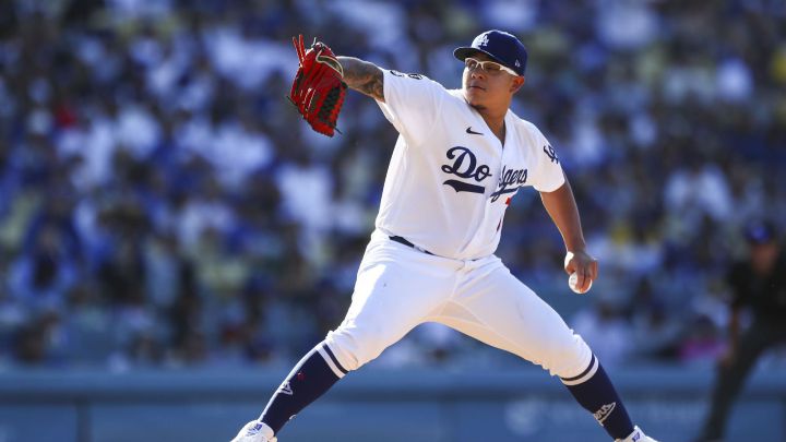 Momento en que Julio Urías lanza en el partido contra los Cubs