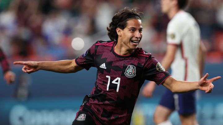 Diego Lainez festeja un gol con la Selección Mexicana