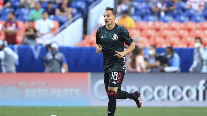 Andrés Guardado en el calentamiento previo a un partido del Tri