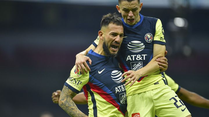 Emanuel Aguilera y Álvaro FIdalgo festejan un gol