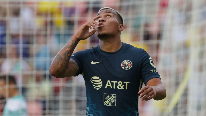 Roger Martínez festeja su gol con Santos