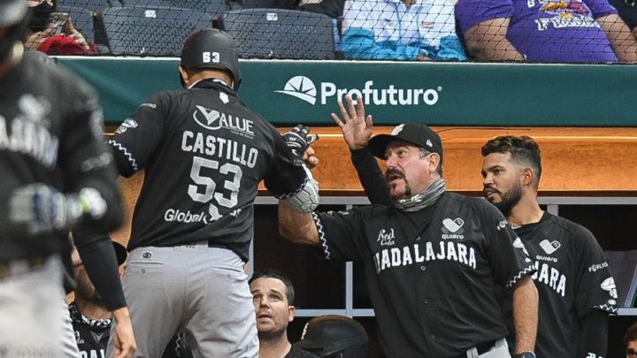 Jugadores de Mariachis durante el segundo juego contra Diablos Rojos del México