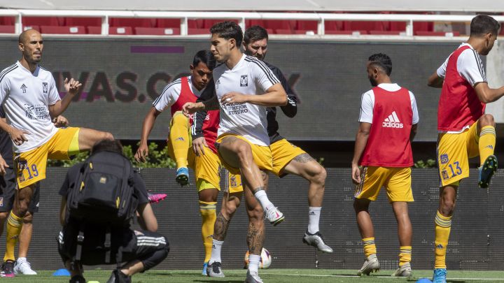 Jugadores de Tigres en el calentamiento antes de un partido
