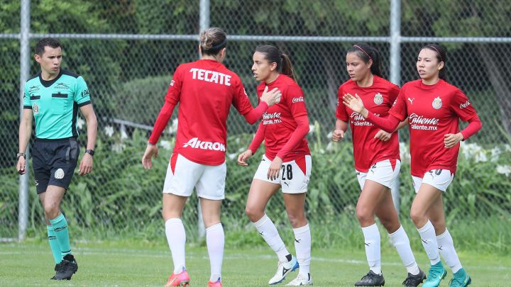 Jugadoras de Chivas Femenil festejan un gol contra Mazatlán