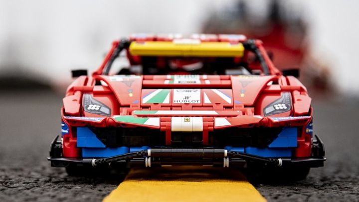 Así luce el auto a escala de Lego y Ferrari