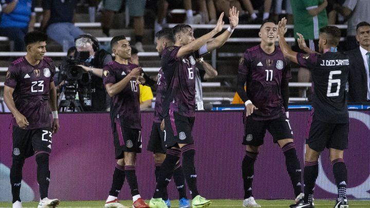 Jugadores de la Selección Mexicana festejan un gol contra Guatemala