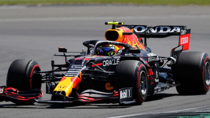 Checo Pérez falla en la carrera sprint y largará último