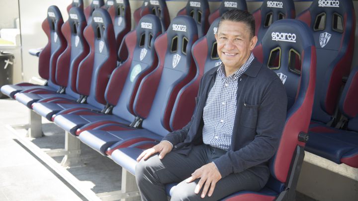 Nacho Ambriz en su presentación con el Huesca
