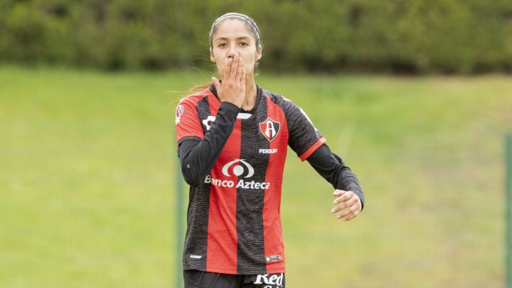 Alison González festeja un gol con el Atlas
