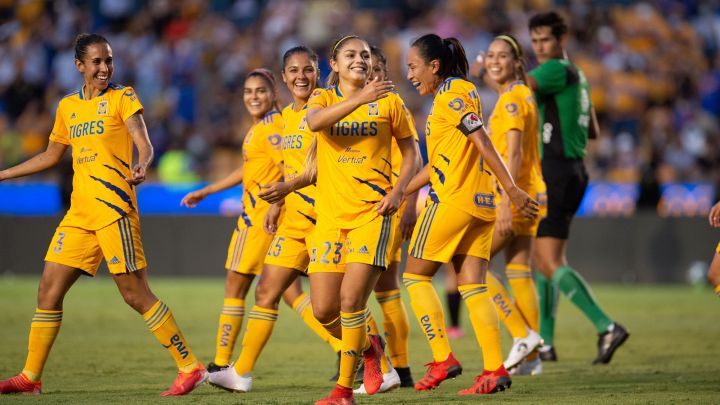 Jugadoras de Tigres Femenil festejan un gol contra Mazatlán