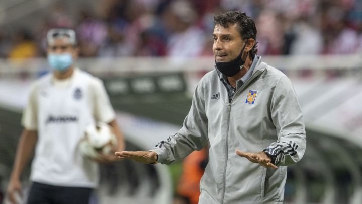 Roberto Medina durante un partido de Tigres Femenil