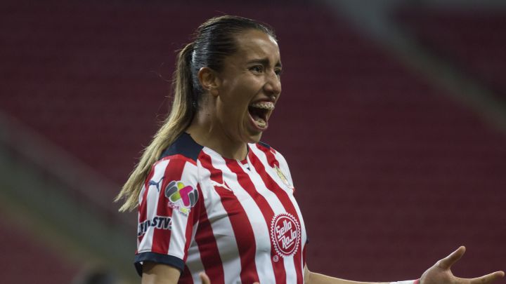 Michelle González festeja un gol con Chivas Femenil