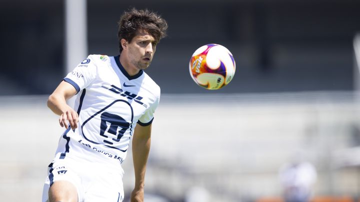 Carlos Gutiérrez durante un partido de Pumas