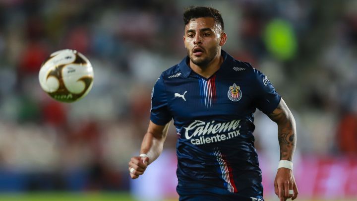 Alexis Vega durante un partido con Chivas