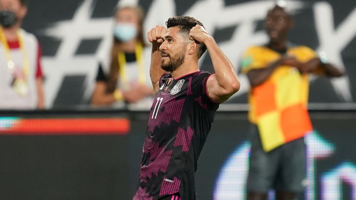 Henry Martín festeja uno de sus goles con el Tri