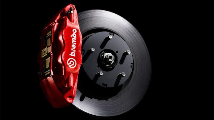 Así lucen los frenos de pastilla marca Brembo
