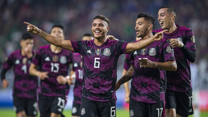 Jonathan dos Santos festeja un gol con la Selección Mexicana